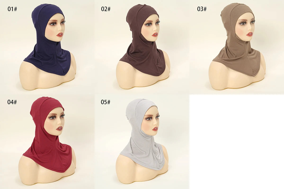 Fünf Varianten eines dehnbaren Baumwoll-Hijab-Bonnetes in Navy-, Braun- und Rotfarben auf einem Mannequin.