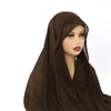 Model trägt einen dunkelbraunen Chiffon-Instant-Hijab mit integrierten Magneten.