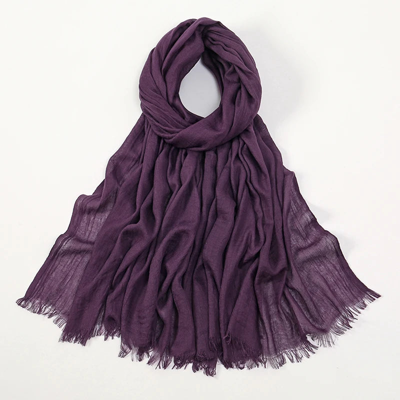Pañuelo de hijab elegante de bambú morado profundo, drapeado y doblado