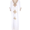 Weißer Kaftan-Kleid mit goldener Stickerei, V-Ausschnitt und verzierten Ärmel.