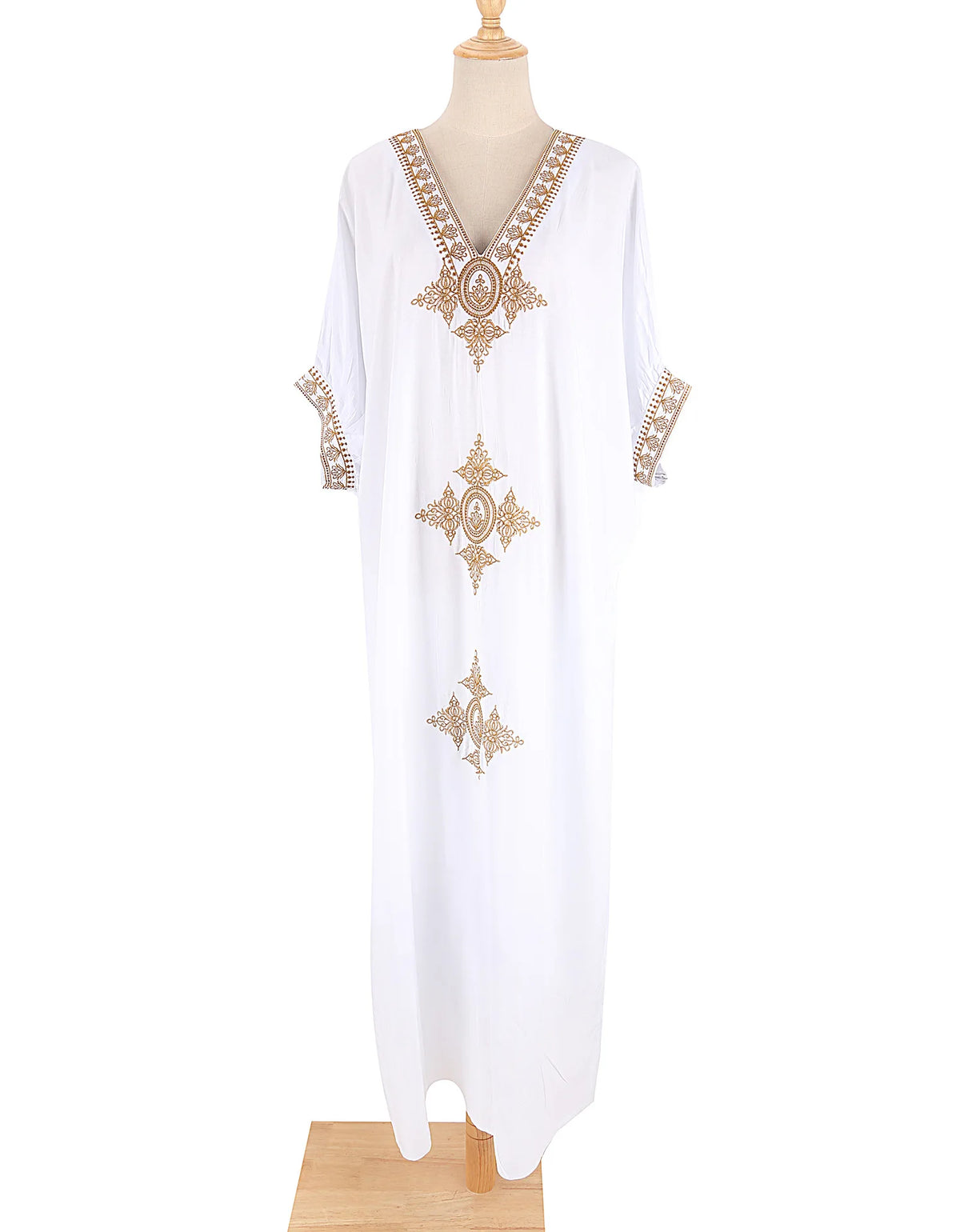 Weißer Kaftan-Kleid mit goldener Stickerei, V-Ausschnitt und verzierten Ärmel.