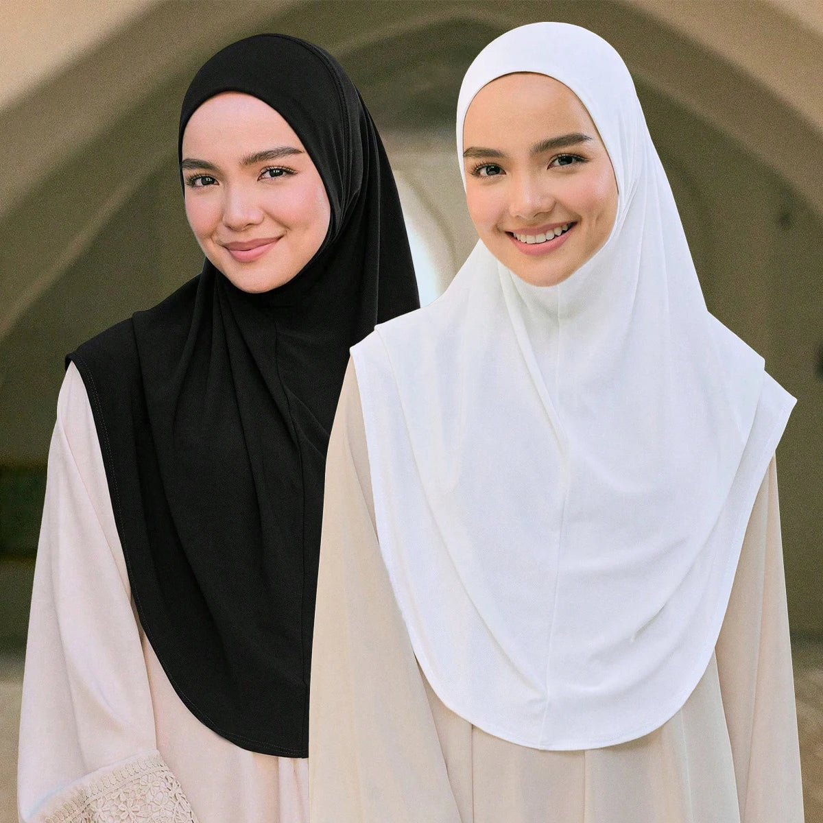 Dos mujeres vistiendo pañuelos instantáneos islámicos, uno negro y otro blanco, sonriendo.