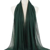 Elegante, solide grüne Chiffon-Hijab-Schal auf einem Mannequin