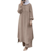 Una mujer vistiendo un vestido abaya de manga larga beige.
