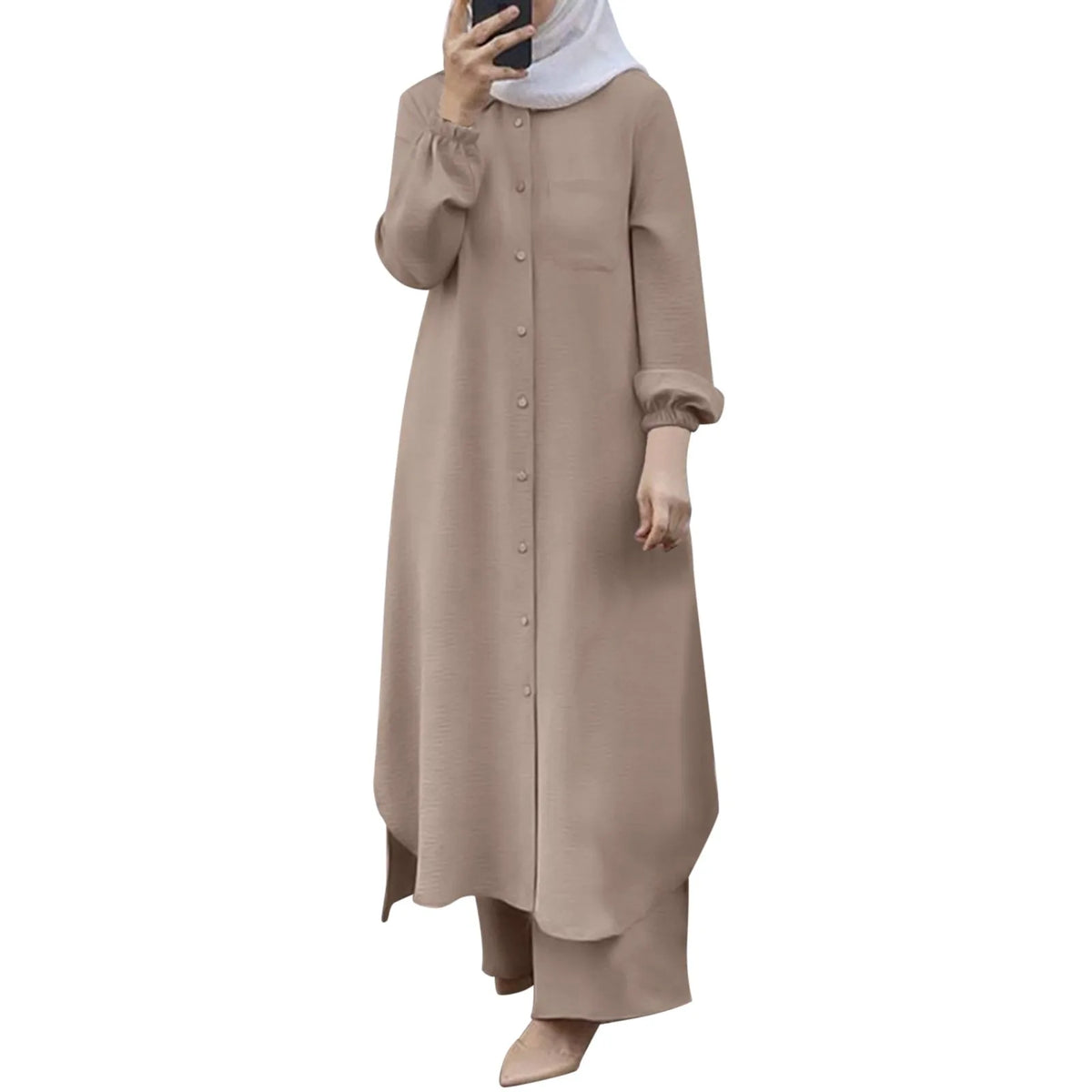 Una mujer vistiendo un vestido abaya de manga larga beige.