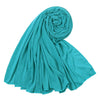 Un foulard hijab en jersey de coton bleu sarcelle roulé et drapé, montrant sa texture douce.