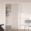 Weiß gefalteter Akkordeon-Türvorhang in einem Türrahmen mit magnetischem Fensterbruch-Design.