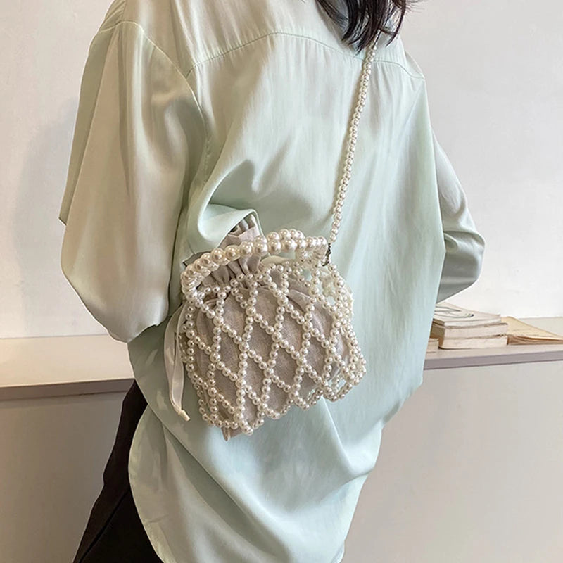 Helle minzgrüne Bluse mit handgemachtem Perlmutt-Eimertasche mit zarter Kettchenriemen.