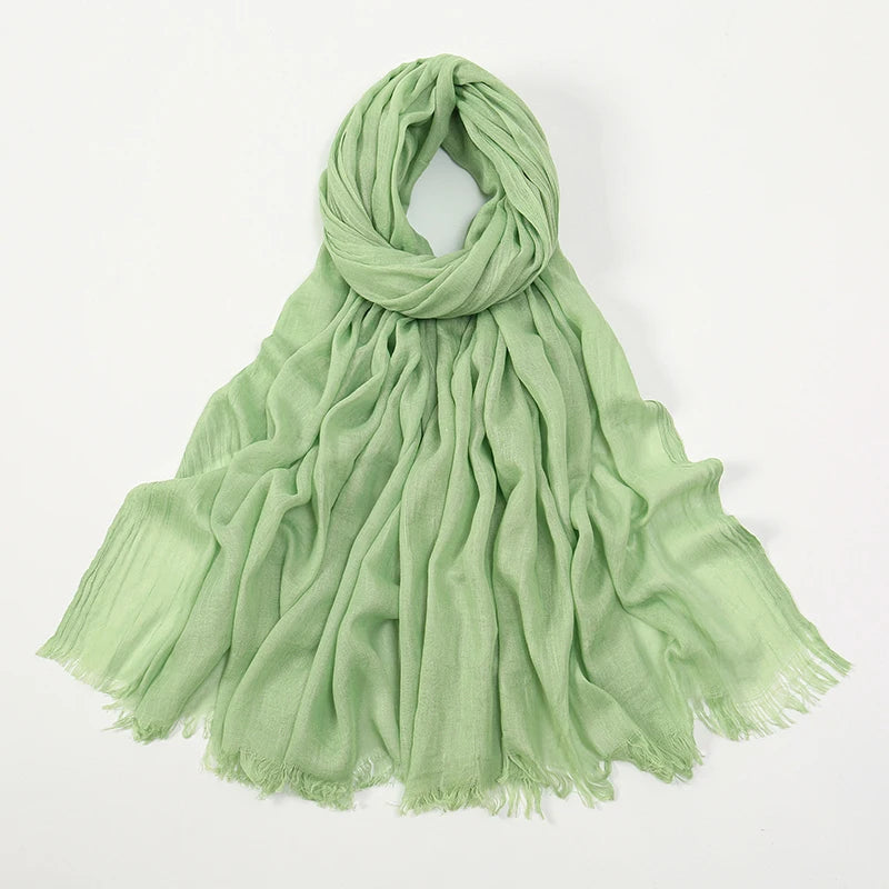 Pañuelo de modal de bambú verde salvia, drapeado y doblado