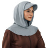 Une femme portant un bonnet hijab couvrant gris clair et un haut marron.