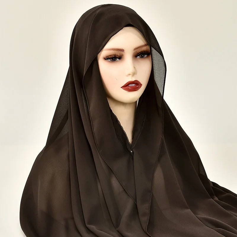 Model trägt einen dunkelbraunen Chiffon-Instant-Hijab mit eingebauten Magneten.