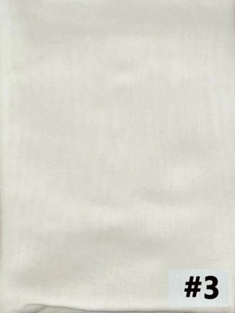 Un article en tissu blanc uni avec le numéro 3 imprimé en noir dans le coin inférieur droit.