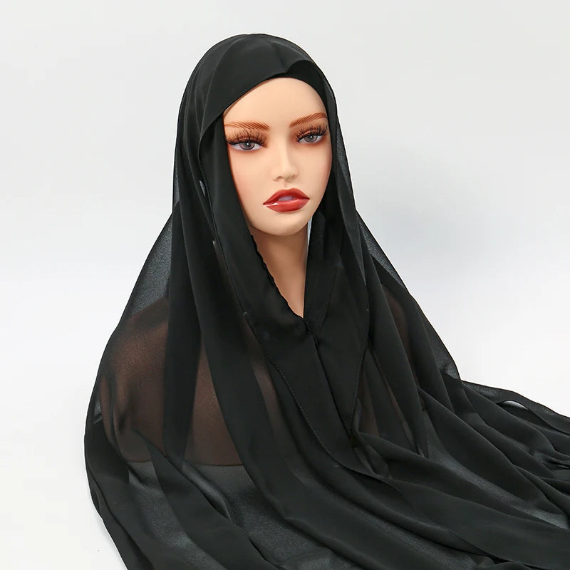 Model trägt ein schwarzes Instant-Chiffon-Hijab mit Magnetverschluss.