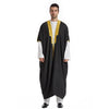 Mann in schwarzem Jabba-Kaftan mit goldenen Verzierungen über einem weißen Hemd