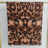 Dunkelbraner und beige Leopardenmuster-Schal vor hellem Hintergrund.