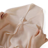 Eine Hand justiert ein fließendes, hellbeige Chiffon-Schal oder Hijab-Stoff.