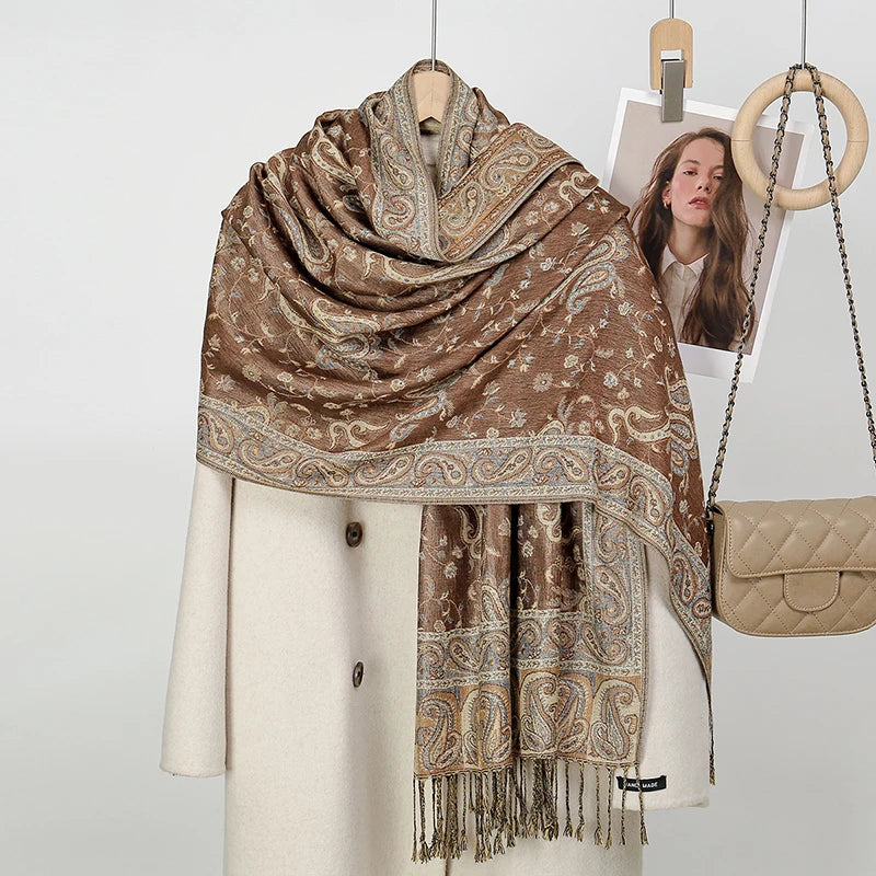 Brauner Paisley-Viskose-Hijabschal über einem weißen Kleidungsstück, auf einem Bügel