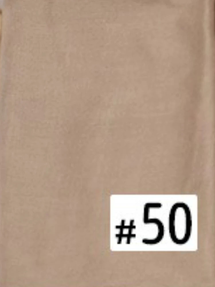 Gros plan d'un foulard modal beige multicolore avec le numéro 50 imprimé.