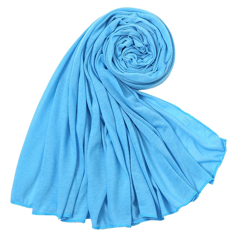 Helles blaues Baumwoll-Jersey-Hijab-Tuch, aufgewickelt in eine Spirale.
