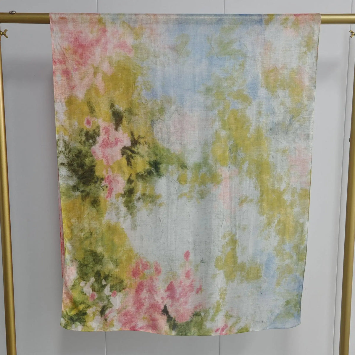 Helles blau-rosa Aquarell-Schal mit Blumenmotiven auf durchscheinendem Stoff.