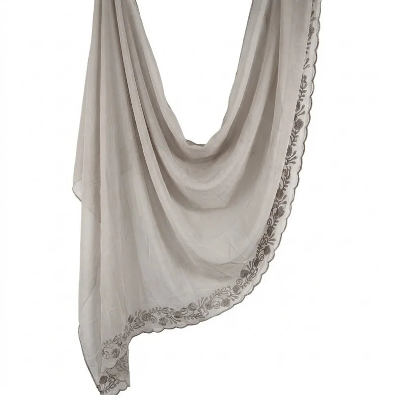Foulard hijab en mousseline gris clair avec bordour de dentelle à cils, drapé verticalement.