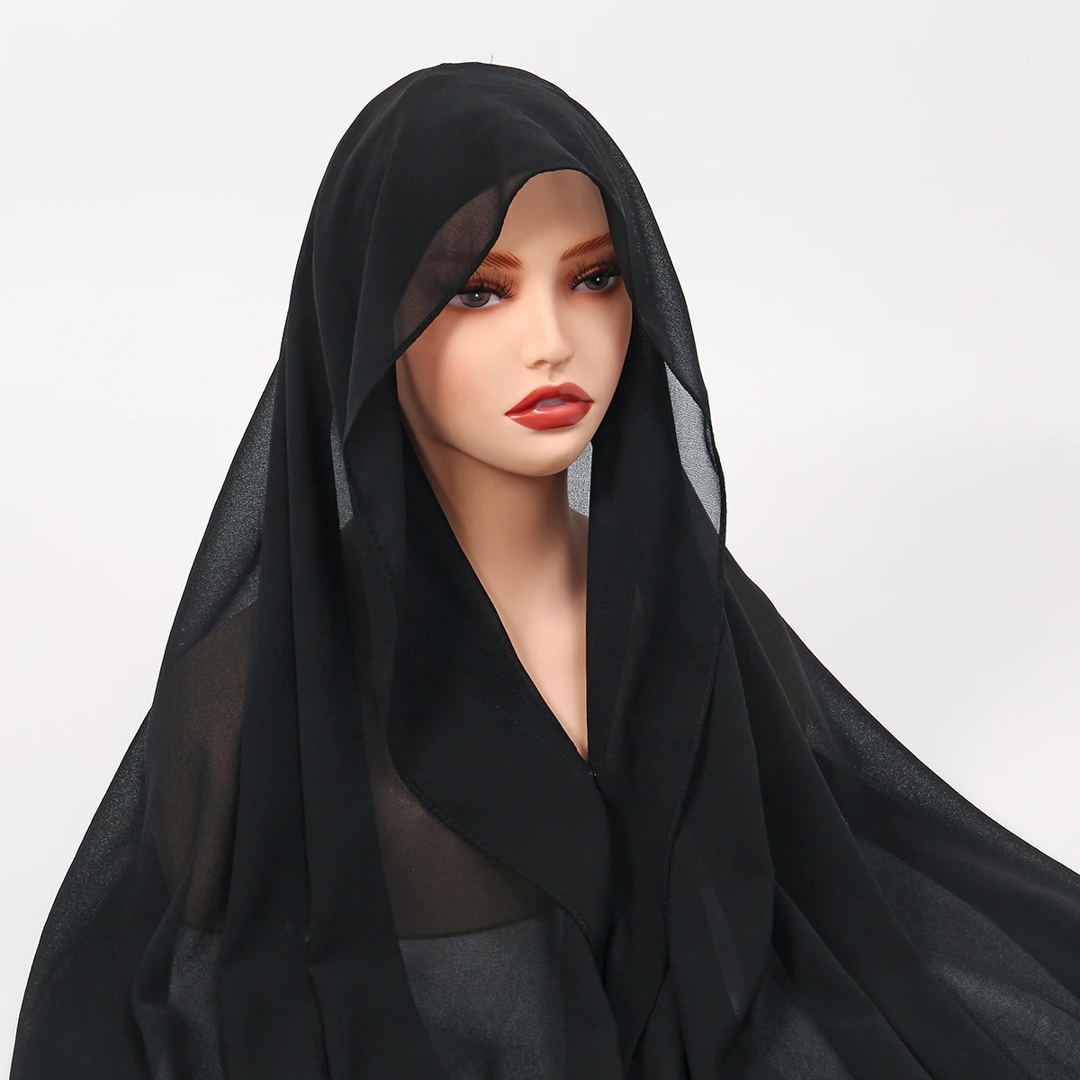 Model trägt ein durchscheinendes schwarzes Chiffon-Instant-Hijab mit eingebauten Magneten.