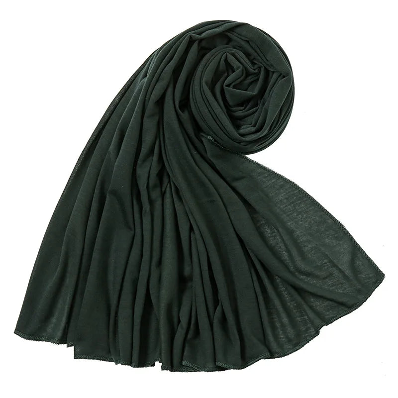 Un foulard hijab en jersey de coton noir élégamment drapé.