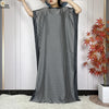 Eine Frau modelliert ein schwarz-weiß gemustertes Sommer-Seiden-Abaya-Kaftankleid.