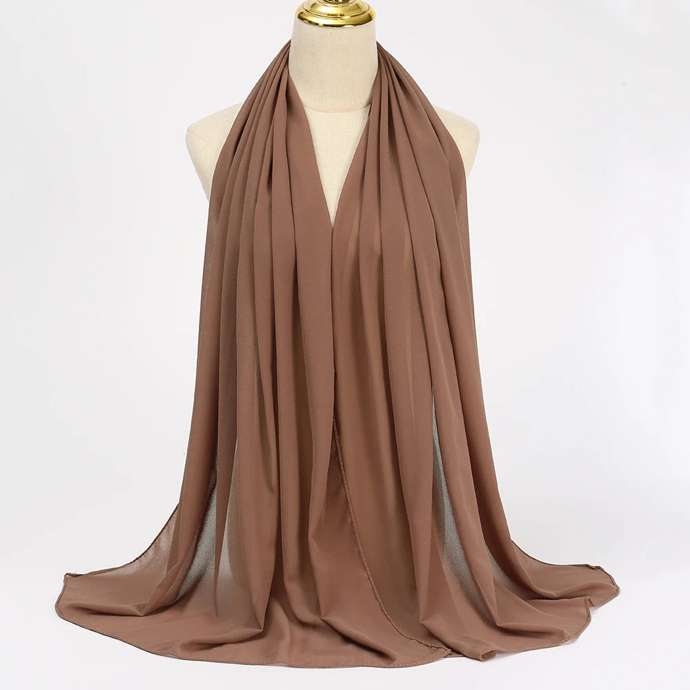 Ein drapierter, fester brauner Chiffon-Hijab-Schal auf einem Mannequin.