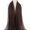 Dunkelbraner Chiffon-Hijab-Schal, um den Hals einer Mannequin drapiert.