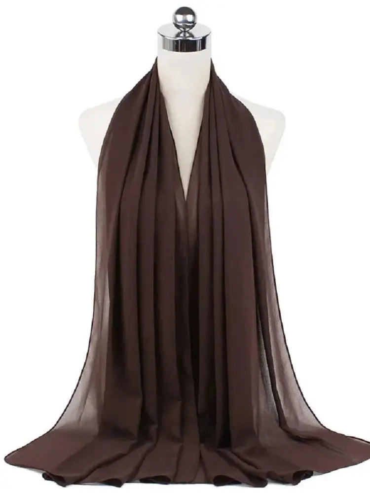Dunkelbraner Chiffon-Hijab-Schal, um den Hals einer Mannequin drapiert.