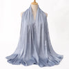 Hellblaue Satin-Crinkle-Hijab-Schal um den Hals eines Mannequins drapiert