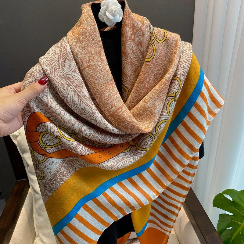 Beige und orange gemusterter Viskoshal, drapiert über einem Mannequin.