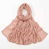 Pañuelo de algodón rayón color rosa empolvado, drapeado alrededor del cuello y los hombros.