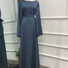 Dunkelblaue, fließende, bodenlange Abaya-Kleid mit Gürtel und ausgestellten Ärmeln auf einem Mannequin.