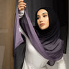 Une femme portant un foulard modal élégant dégradé violet et noir.