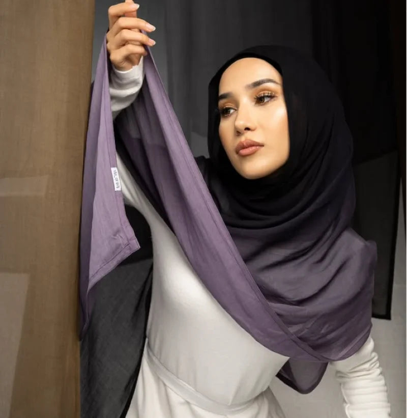 Une femme portant un foulard modal élégant dégradé violet et noir.
