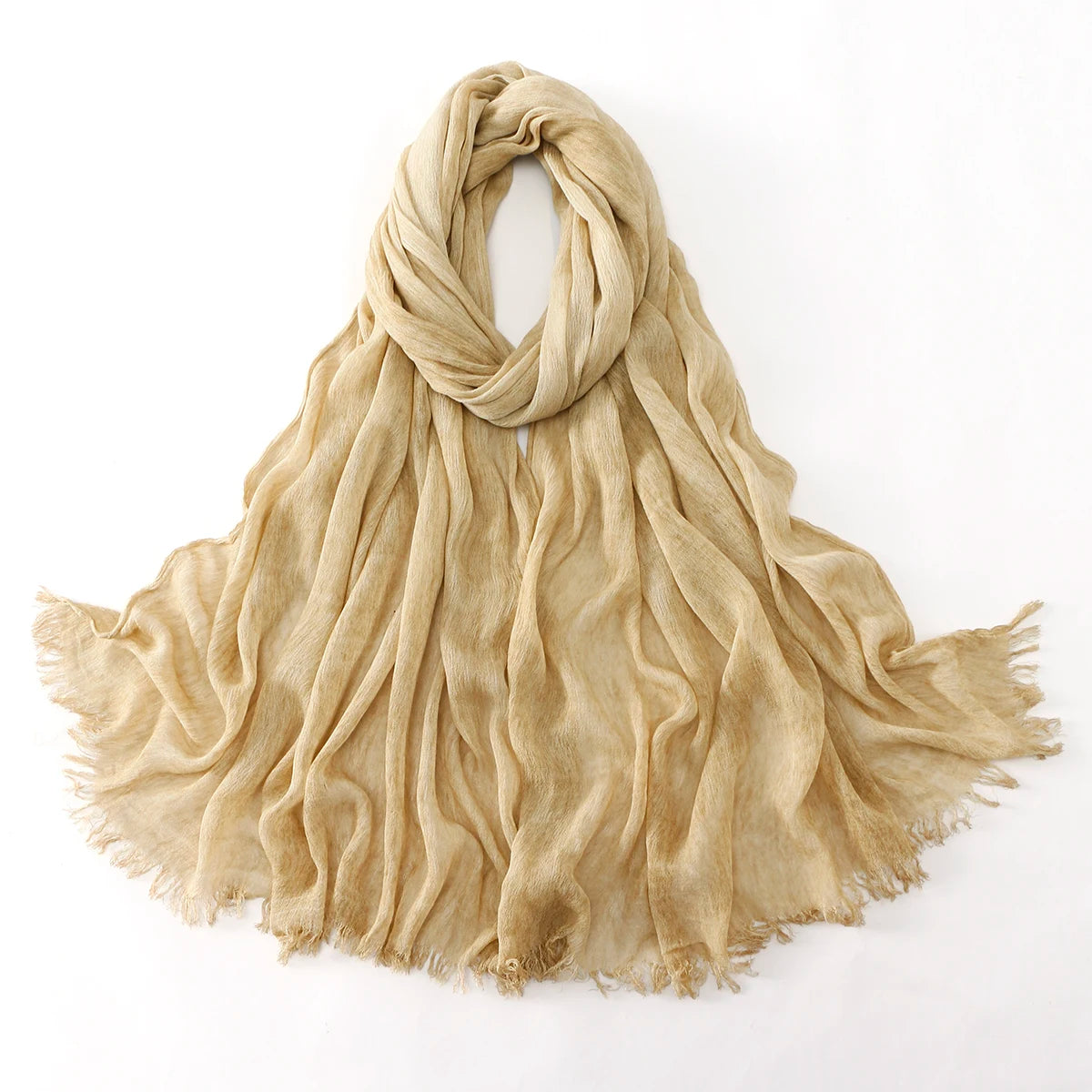 Écharpe hijab en rayon beige à plis drapée sur fond blanc.
