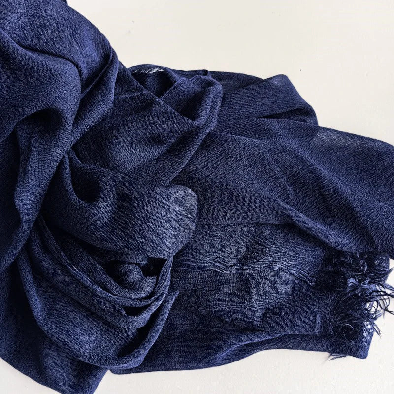 Écharpe hijab en coton viscose bleu marine foncé avec pompon drapé en tissu.
