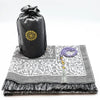 Elegantes Chenille Gebetsmatte-Set mit grauem Teppich, Tasbih und schwarzer Tasche.