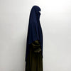 Dunkelblaue atmungsaktive Bambus-Jersey Khimar-Hijab getragen von einer Person vor weißem Hintergrund.
