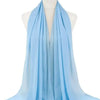 Helles blaues Chiffon-Hijab-Schal um den Hals einer Mannequin