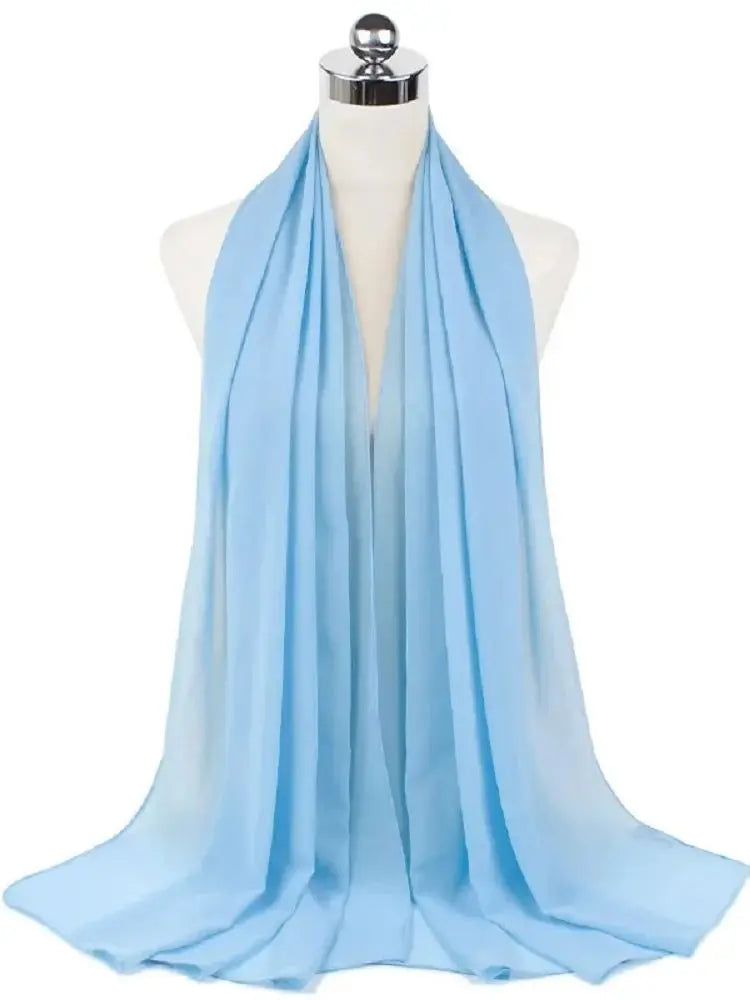 Helles blaues Chiffon-Hijab-Schal um den Hals einer Mannequin