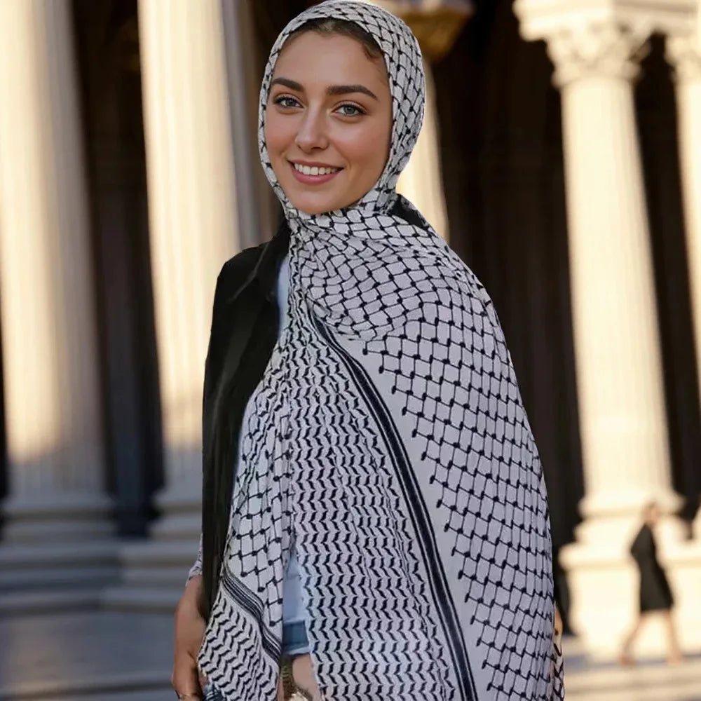 Una mujer vistiendo un elegante hiyab de chifón estampado en blanco y negro para la cabeza y el cuello.