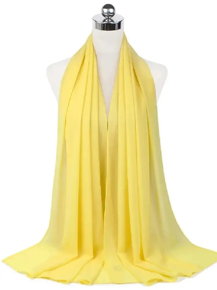 Helles gelbes Chiffon-Hijab-Schal auf einem Mannequin.