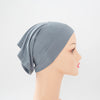 Heller grauer Bambus-Jersey-Turban-Cap auf einem Mannequin-Kopf.