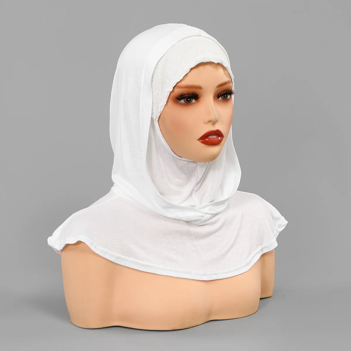 Une femme portant un bonnet hijab instant double couche blanc pour la modestie.