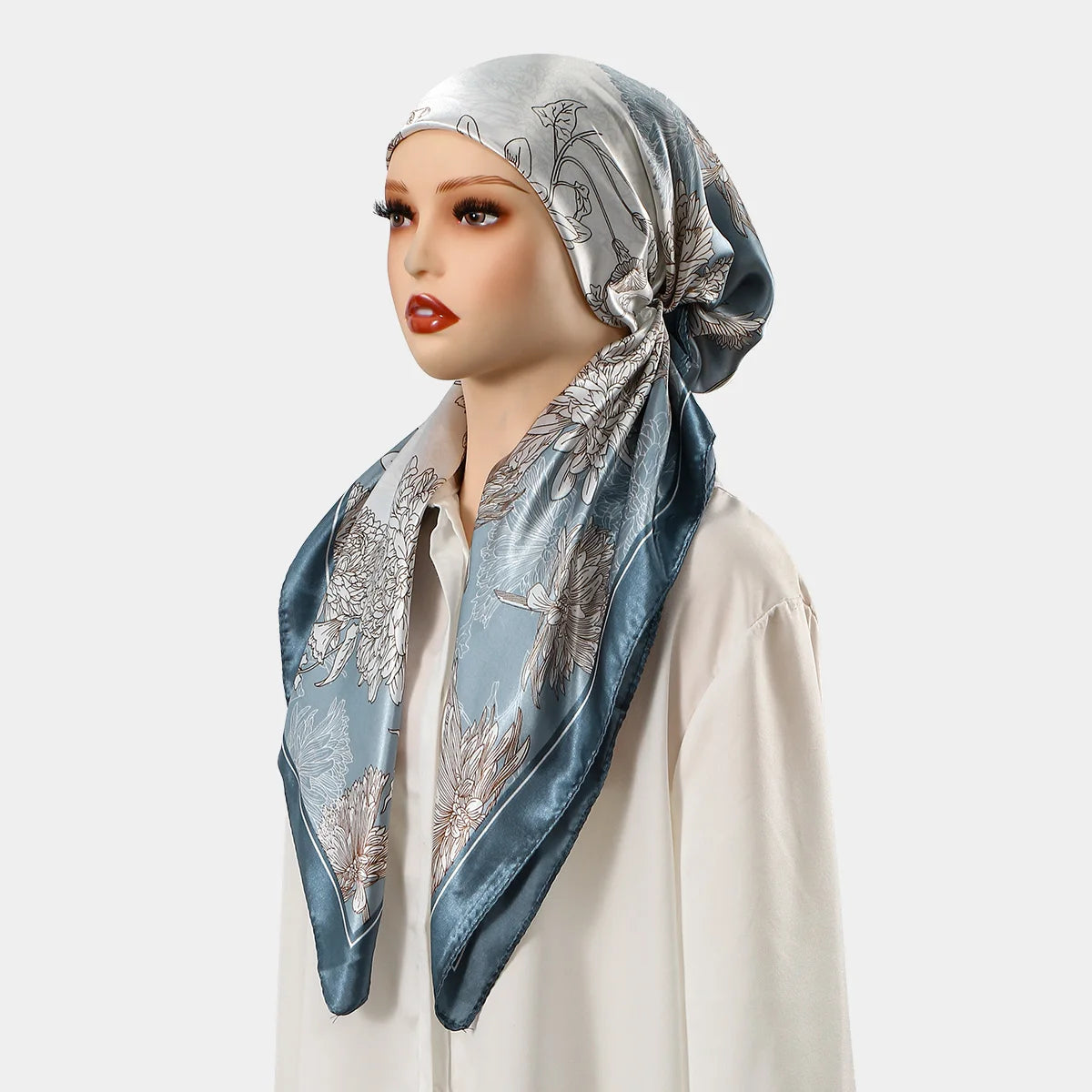 Eine Frau modelliert einen Satin-Seiden-Instant-Hijab-Schal mit blau-silberner Blumenmuster.