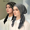 Zwei Models tragen schwarz-graue elastische gestreifte Kopfschals oder Hijabs