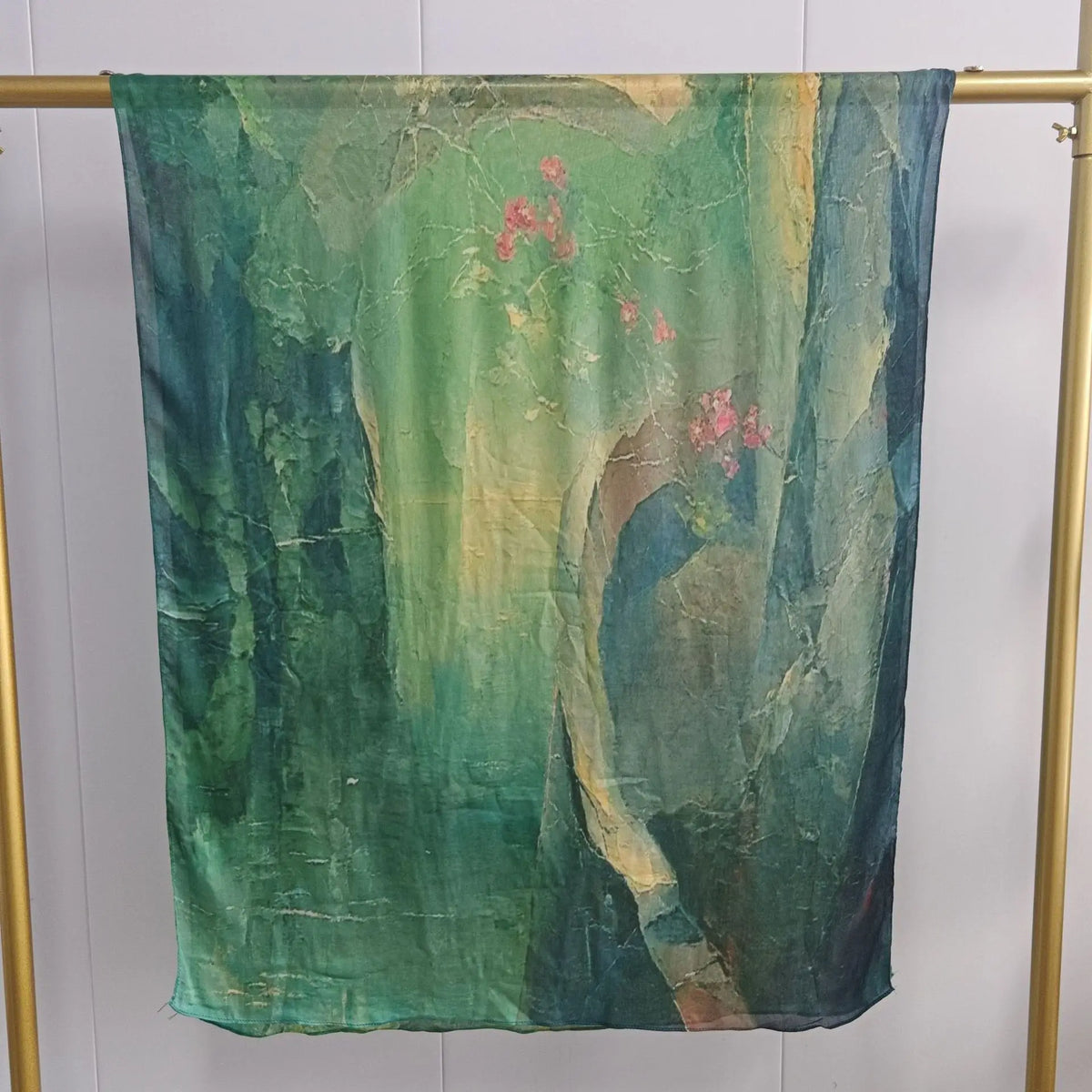 Vertikaler Seiderschal mit üppiger grüner und goldener abstrakter Landschaft und rosa Blumenakzenten.